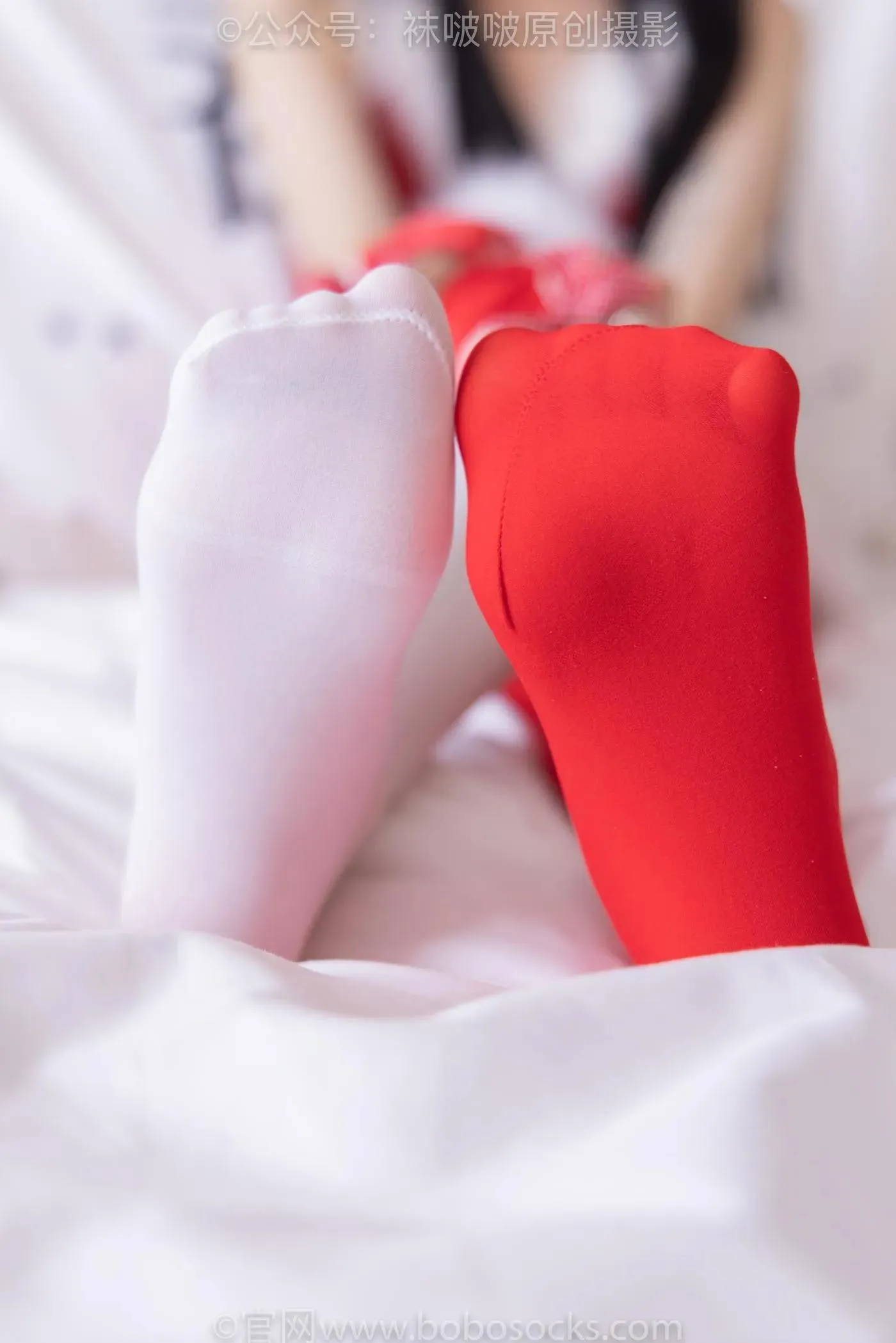 [BoBoSocks袜啵啵]NO.152 稚予-圣诞服、帆布鞋、厚白丝、厚红丝 [135P]插图